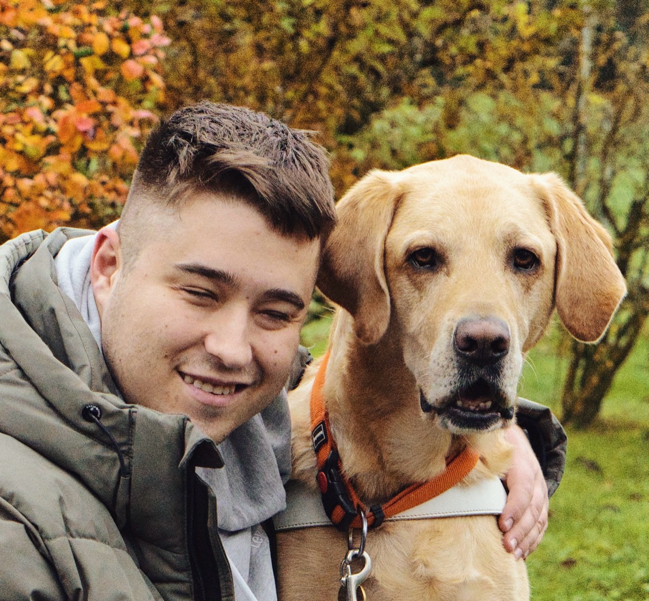 Kevin Baumgartner mit seinem Blindenhund Gibbs